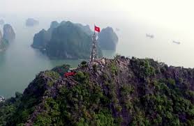 Leo núi ngắm cảnh